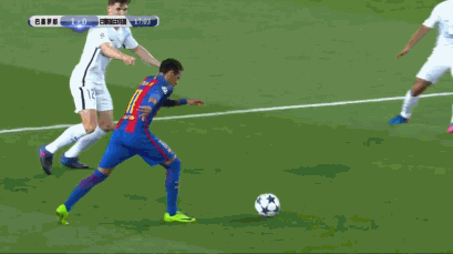 第28分钟,内马尔回敲前场左路,伊涅斯塔拿球后一脚远射,皮球高出横梁.