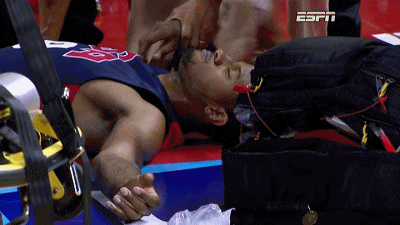 保罗乔治被担架抬走前的神态.