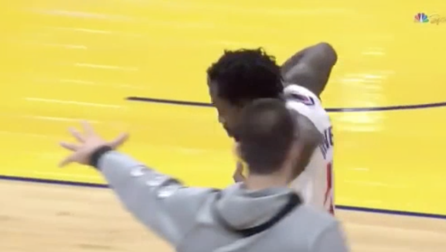 人类迷惑行为？贝弗利暂停期间和队友进行奇特庆祝动作