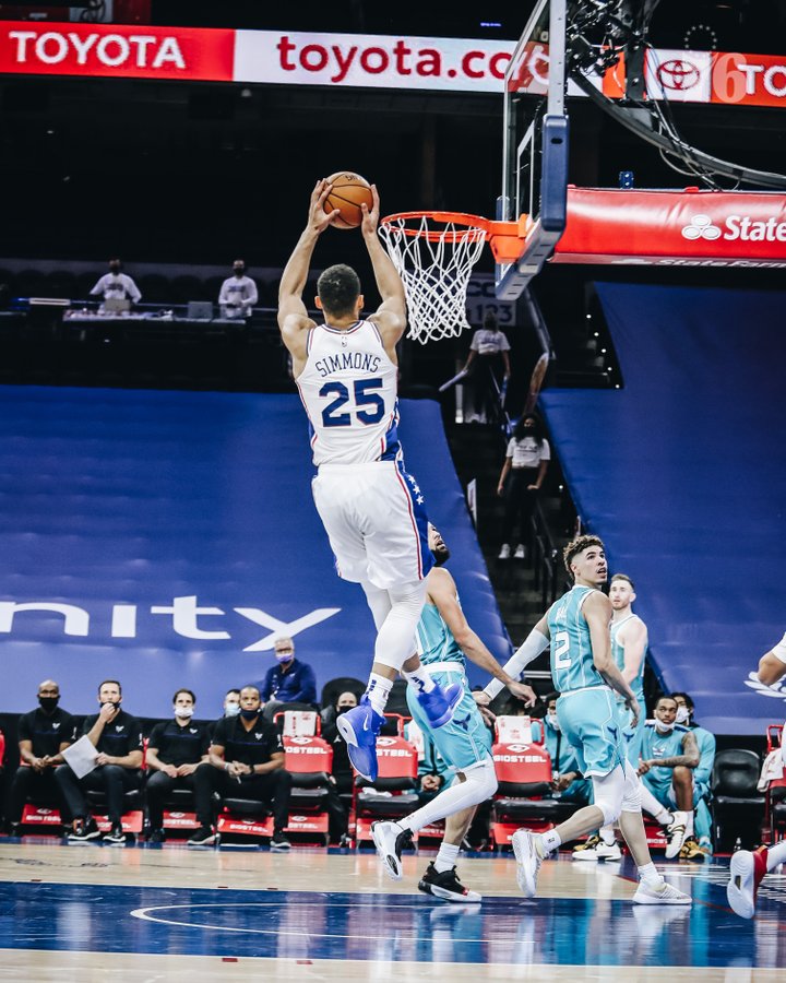 从始自终都很美！76人官方晒西蒙斯扣篮照与球迷分享