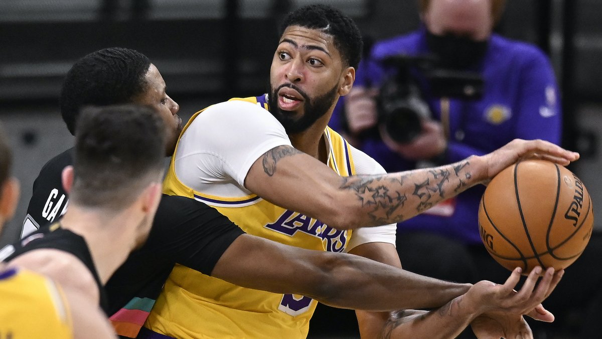 AD：我的防守像狗屎一样，我和施罗德开始搞清楚如何挡拆