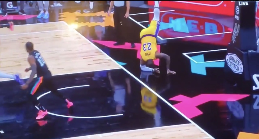 来段街舞？詹姆斯扣篮扣飞后，落地倒立翻身直接起身回防