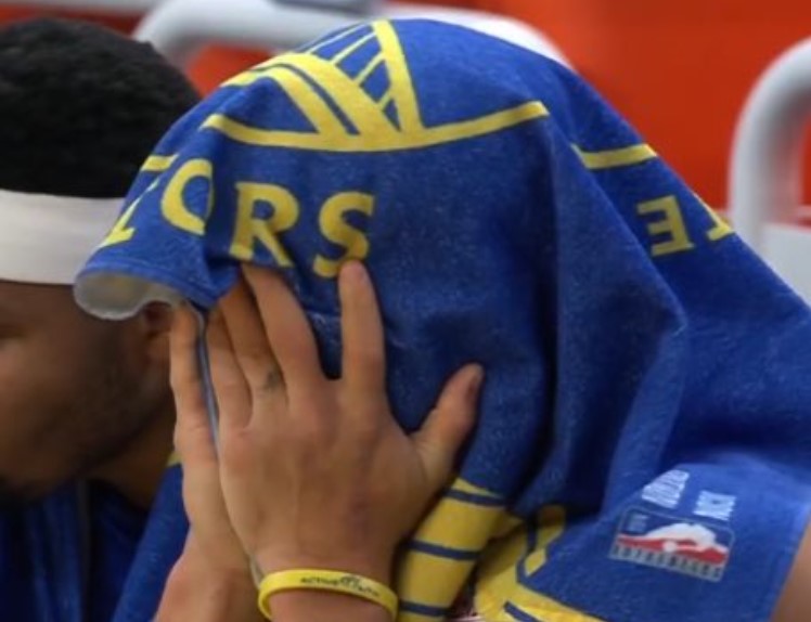 勇士末节大比分落后，场边库里双手捂脸十分落寞