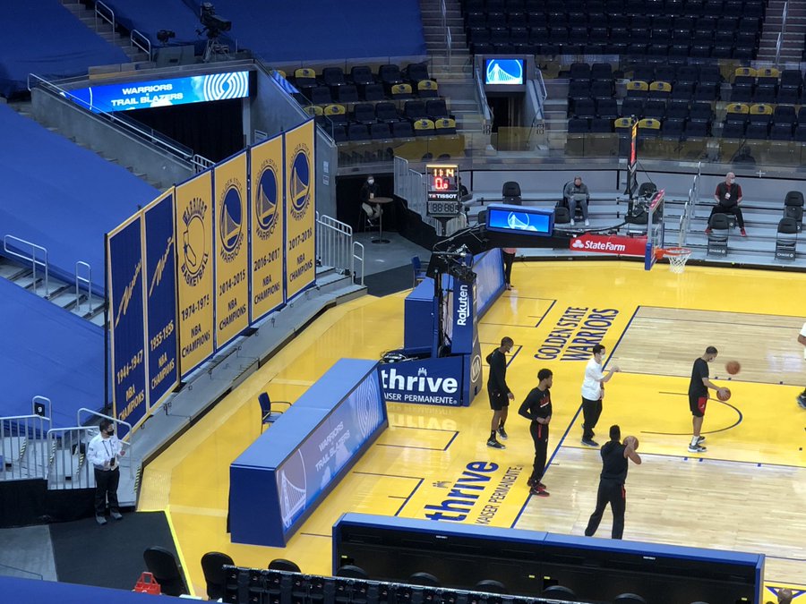 勇士将球馆顶部的总冠军横幅降低到篮筐后面来改变罚球背景