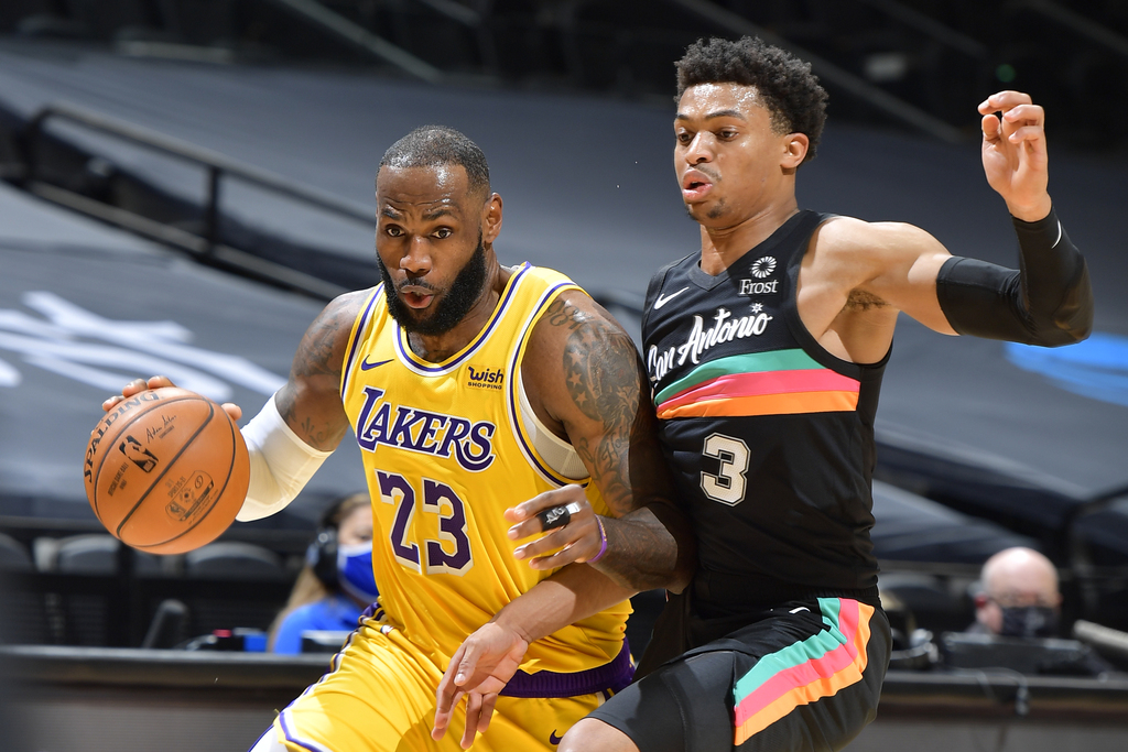 詹姆斯已在30岁后拿到58次三双，追平基德排在历史第二位