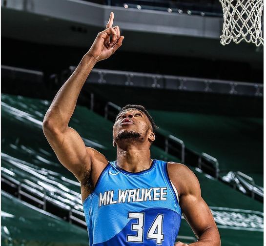 字母哥晒今日赛场照：保持专注！保持谦逊！保持刻苦！