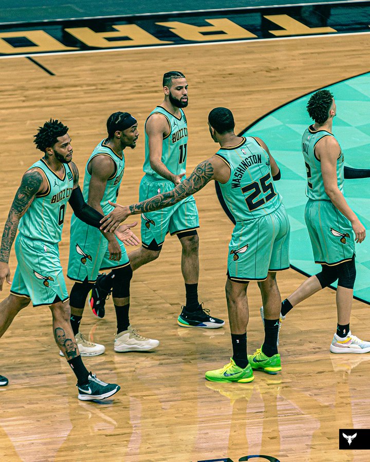 半场速递！黄蜂官方晒球员赛场照与球迷分享