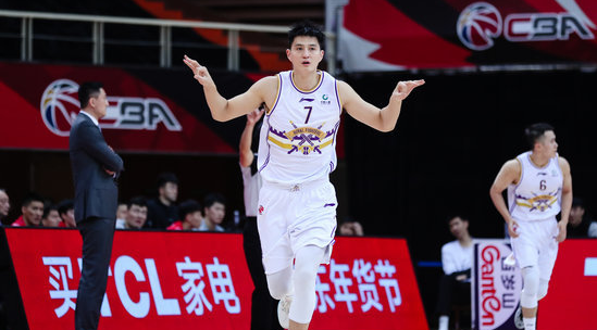 命中3记三分！俞长栋砍下17分8篮板1抢断