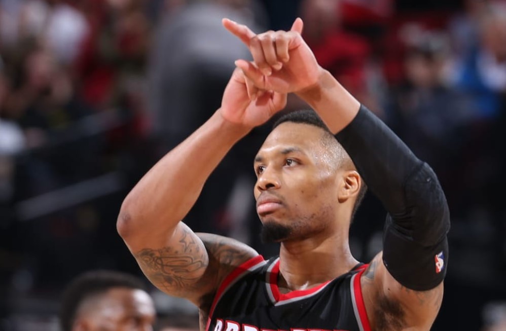 开拓者首节32-17领先火箭15分，利拉德独得13分