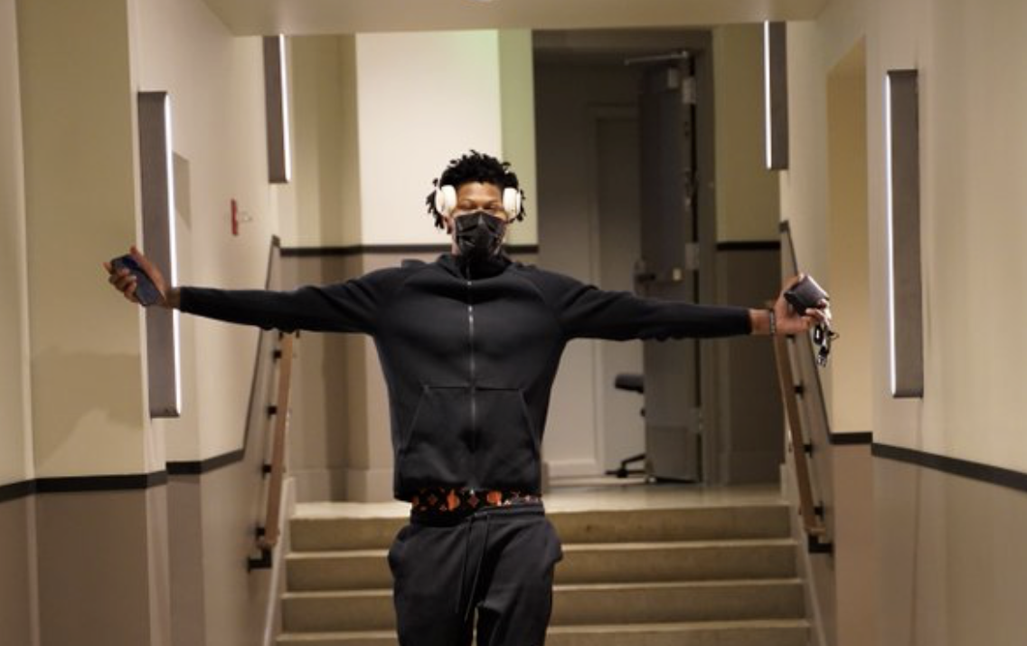 甜蜜的主场！老鹰官方晒球员入场照与球迷分享