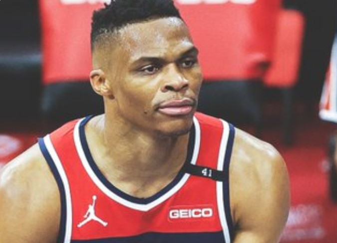 主裁：威少被驱逐因嘲讽并推了对手，小洛因辱骂裁判