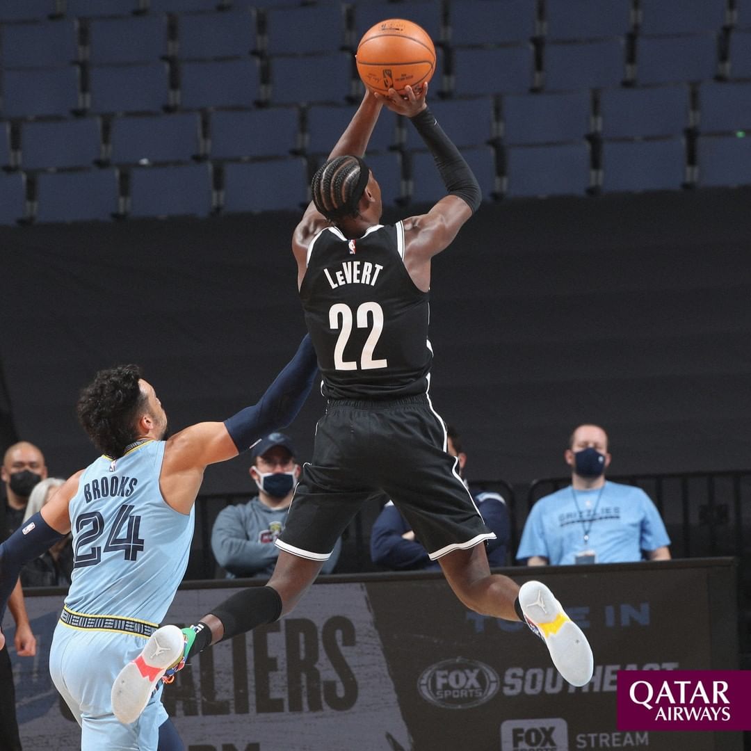 篮网更新Ins晒出勒韦尔赛场照：今晚比赛镜头