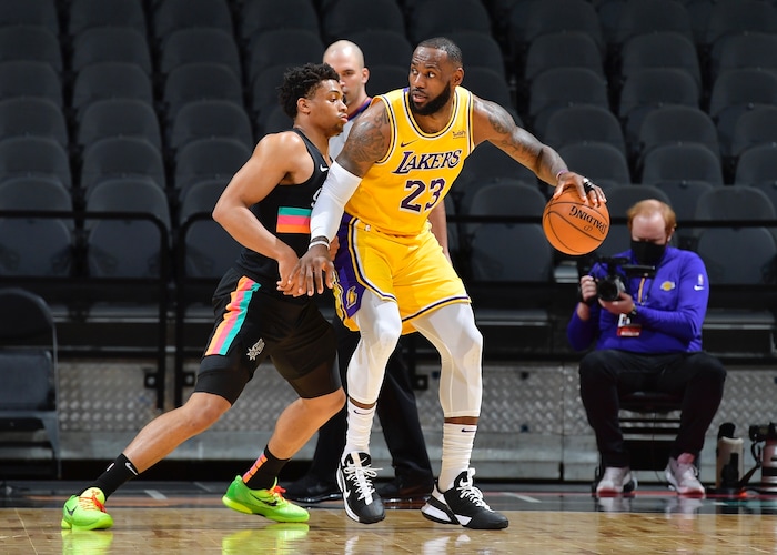 詹姆斯：连打两场马刺有季后赛的感觉，在一个城市多待几天