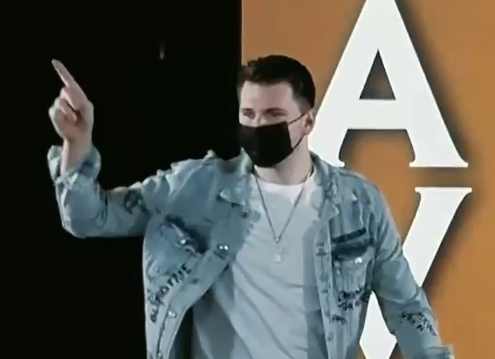 靓仔闪亮登场！东契奇晒帅照