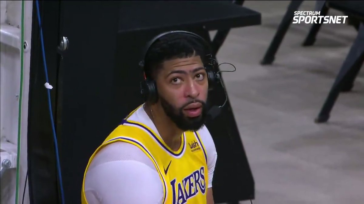 戴维斯：我们上半场的防守很差，比赛末段主打詹眉挡拆