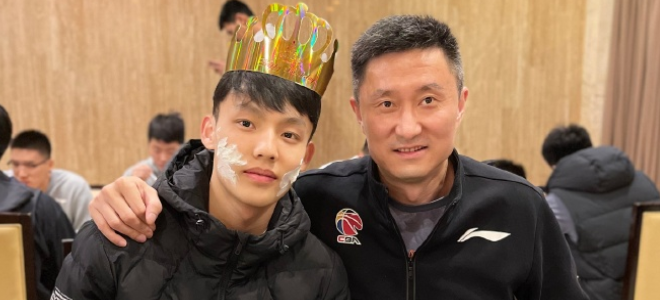 杜锋晒照：祝队里唯一的“中锋”徐杰生日快乐