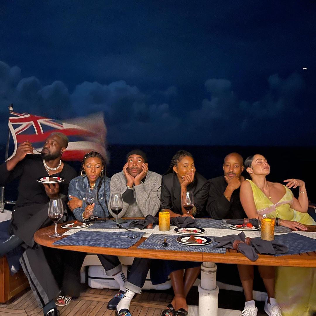 韦德Ins晒与友人游艇合照迎新年：你好2021