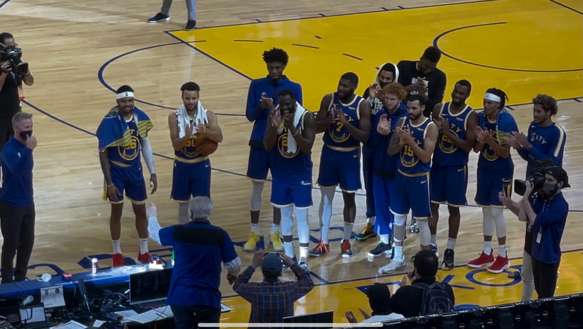 优质偶像！库里将比赛用球赠予为球队工作58年记分员