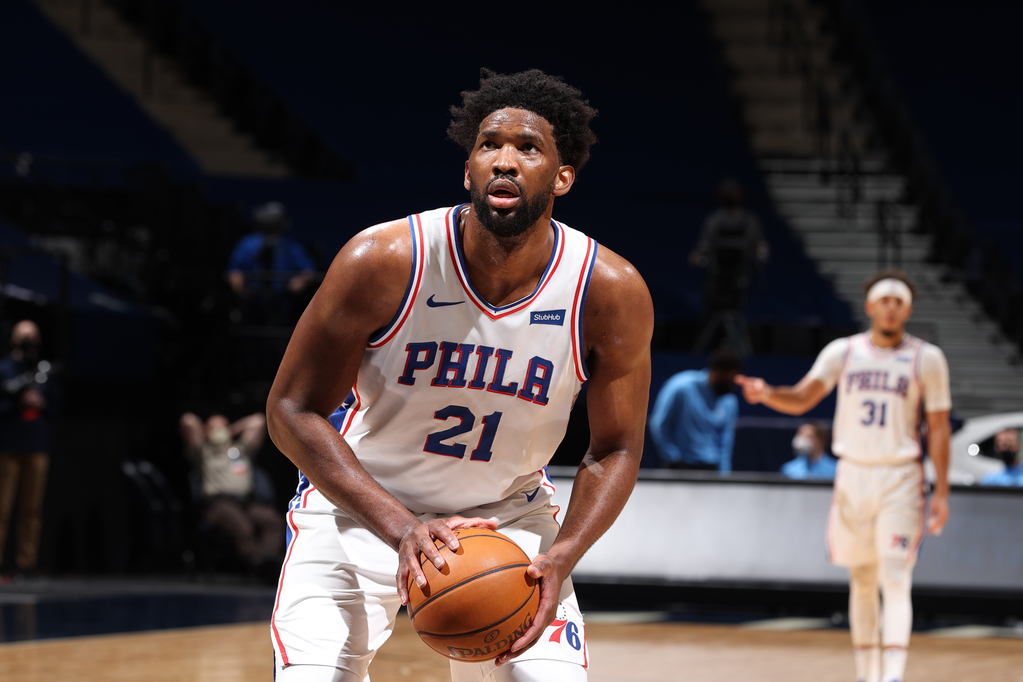 恩比德至少五场场均拿下35+10，比肩巴克利张伯伦