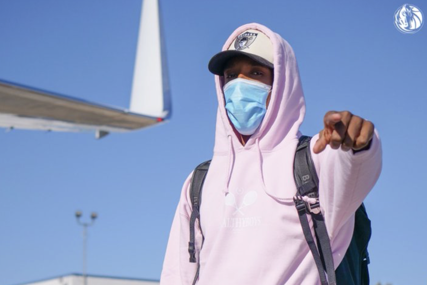 前往寒冷之地！独行侠官方晒球员登机照与球迷分享