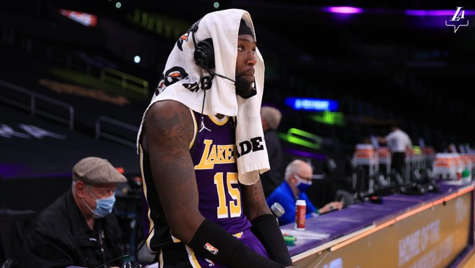 称霸内线！湖人官方晒出哈勒尔赛后采访照