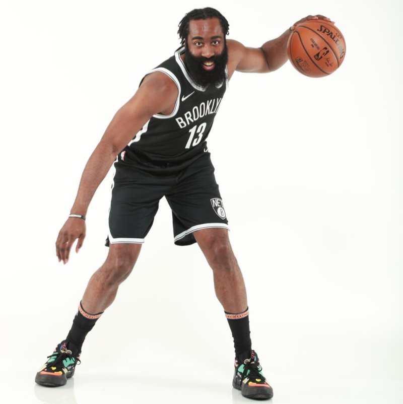 精神焕发!NBA官推晒哈登定妆照:哈登展现新球衣