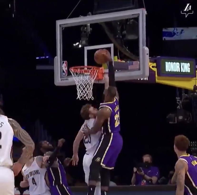 老当益壮！湖人官推晒詹姆斯隔人补扣：永远不要忽视勒布朗