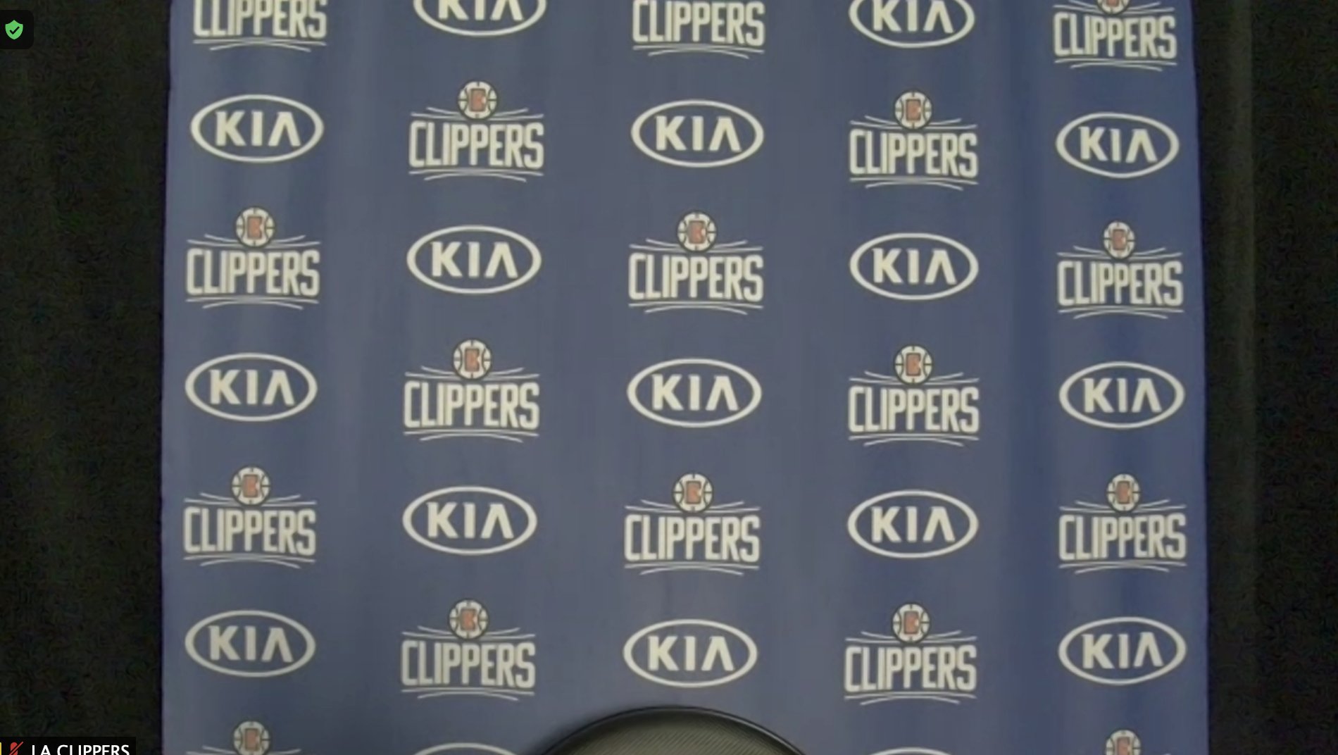 泰伦-卢采访结束近40分钟后，乔治和伦纳德才现身发布会