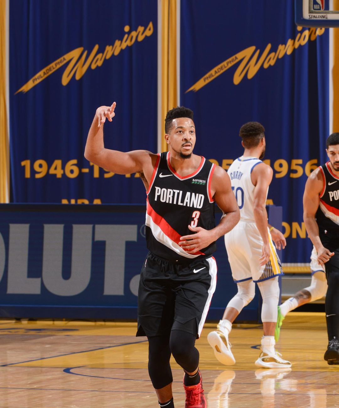 科温顿晒照庆祝胜利：三名队友都达成里程碑，继续努力