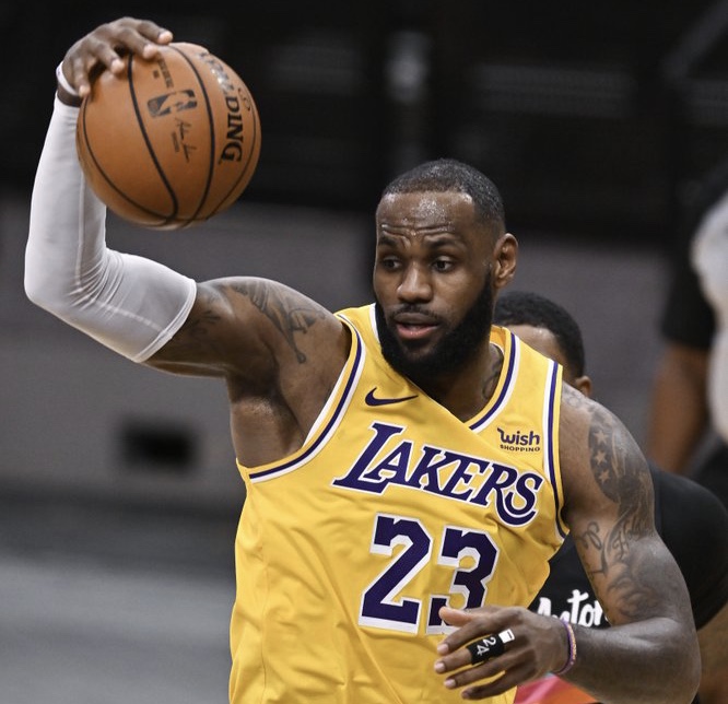 詹姆斯：这是一个困难的赛季，有些比赛里需要互相给予能量