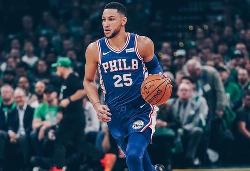 西蒙斯：高中开始看哈里斯打球，新秀们还没见识到所有东西