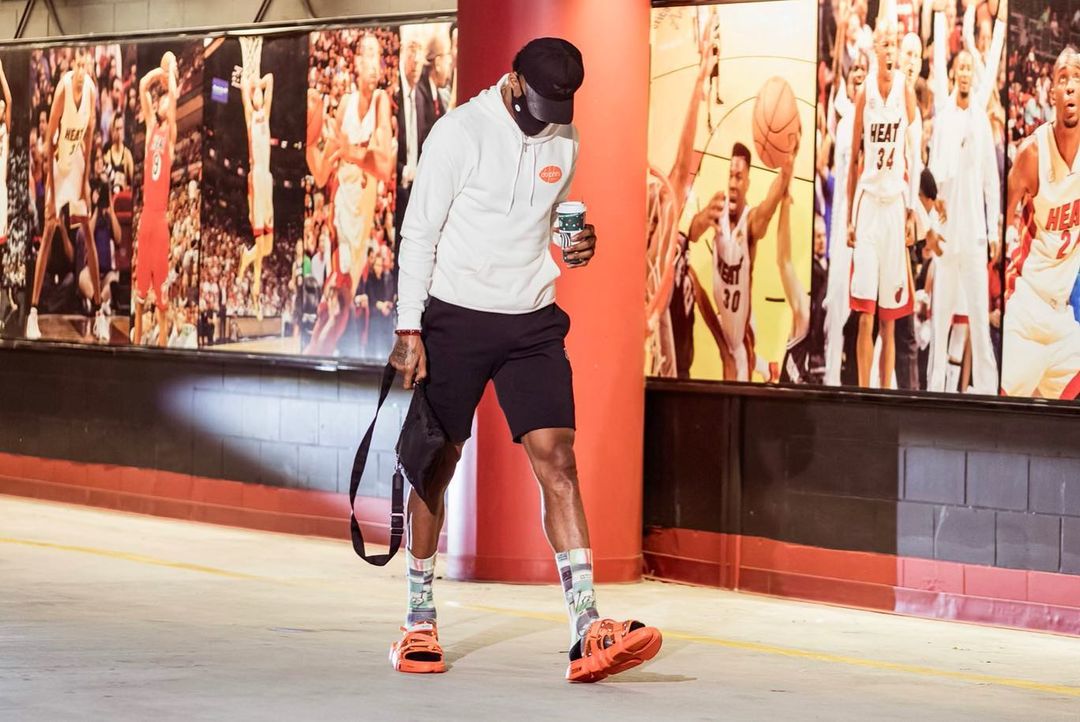 哈斯勒姆晒图遭韦德打趣：你帽子是正戴还是反戴？