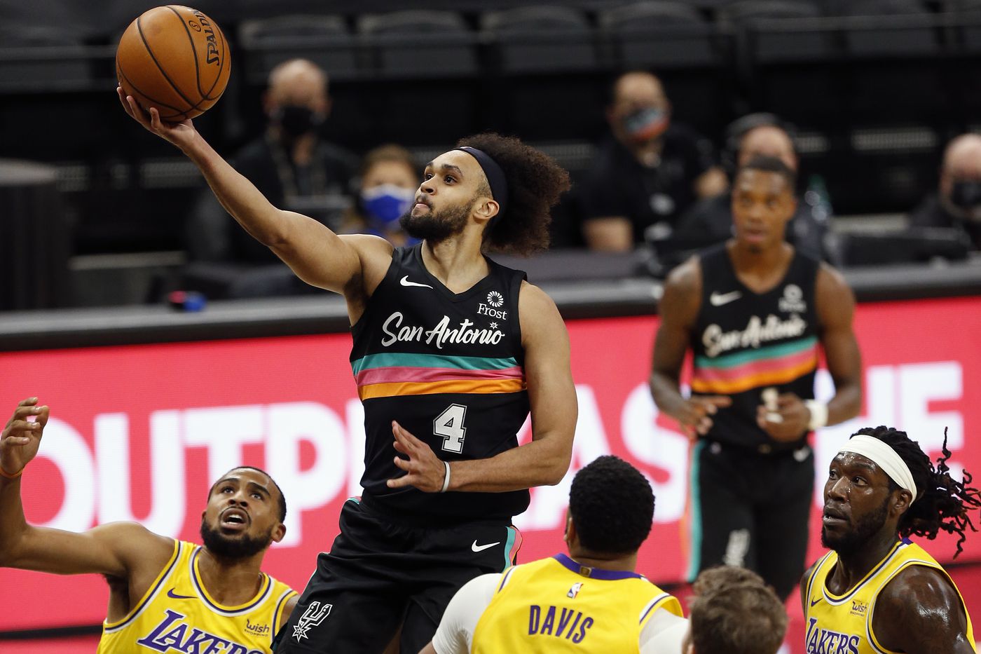 明日战爵士，怀特因伤缺席，阿尔德里奇出战成疑