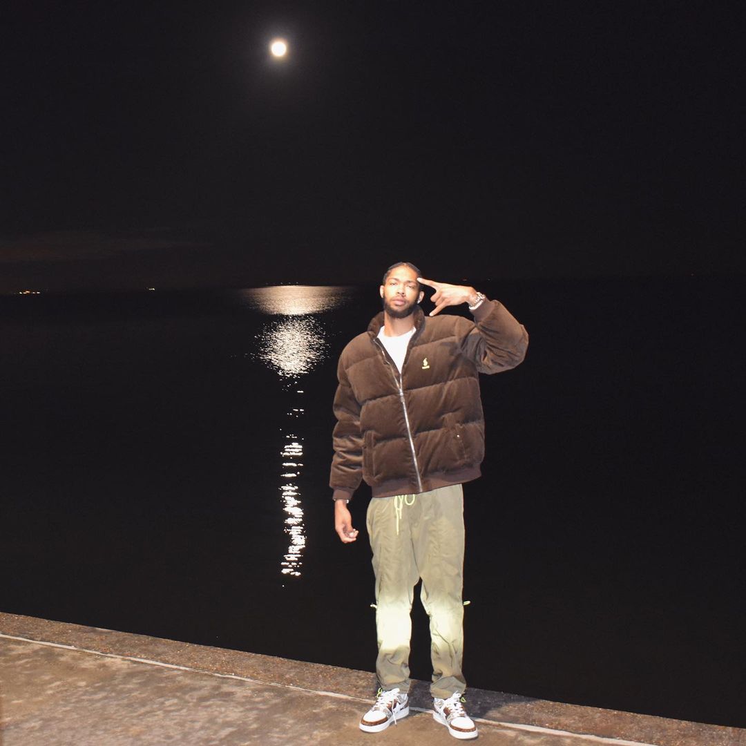 月光下的大男孩！英格拉姆更新Ins晒最新个人照