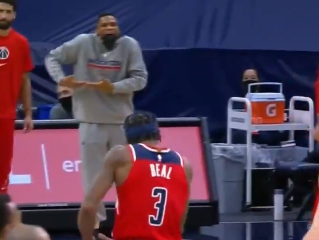 比尔：可能不该对爱德华兹做那种庆祝动作，他太壮了