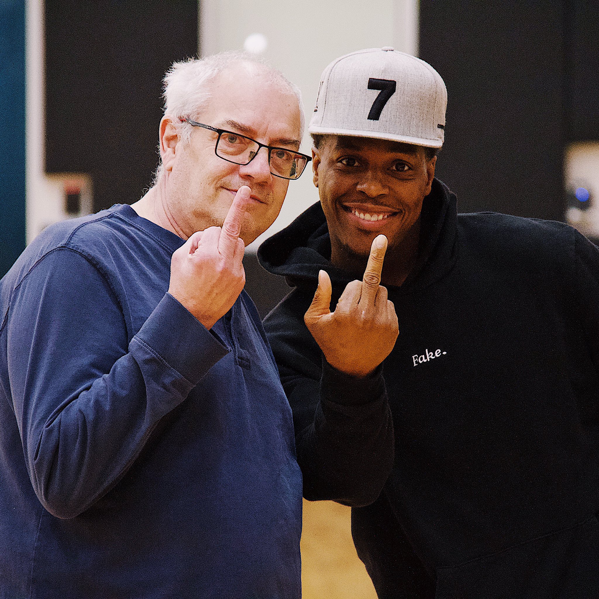 猛龙官推晒球员比中指照片：再见吧2020