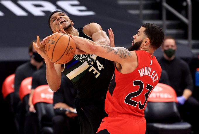 字母哥本赛季球权使用率排第三，但关键时刻降至第37