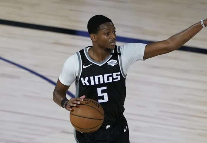 福克斯：必须做好转移球、挡拆等工作，今天下半场没有做到