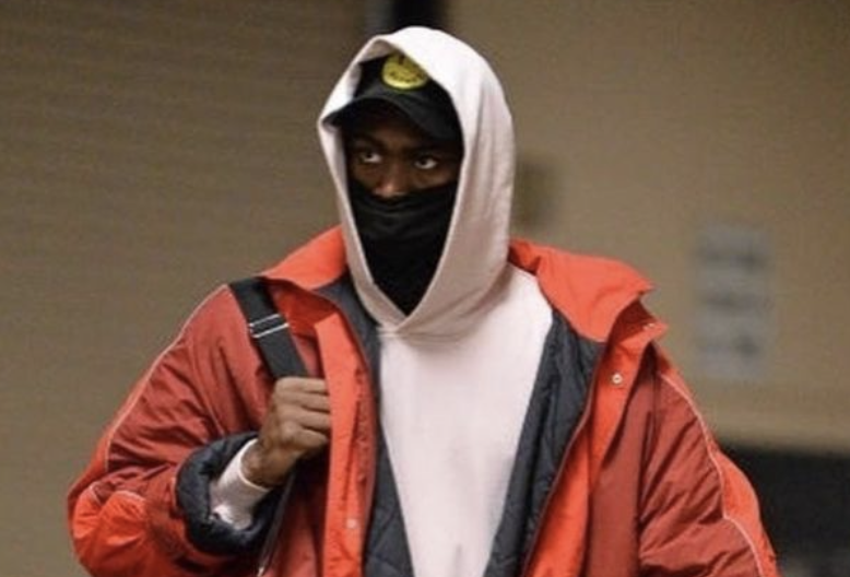 已想念篮球？杰伦晒手抱篮球的场外照与球迷分享