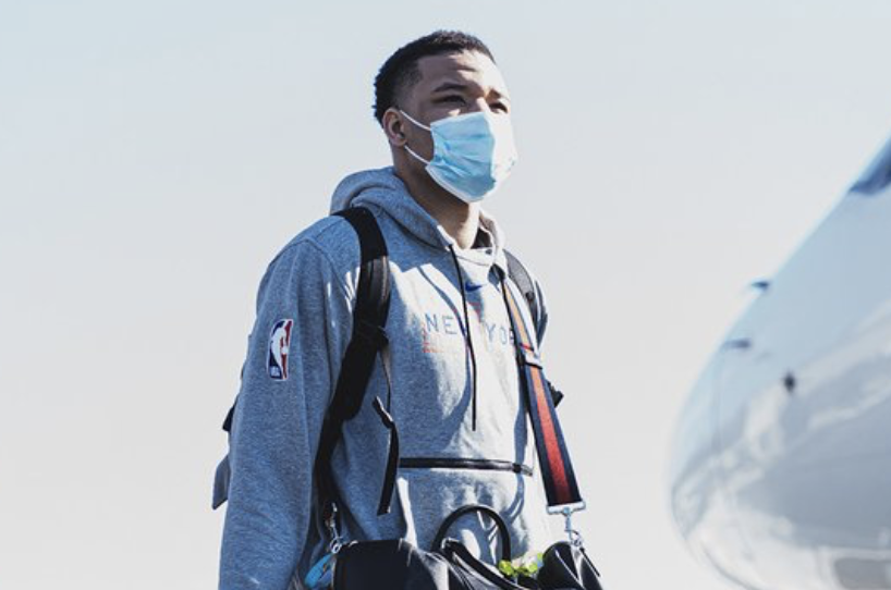短途旅行！尼克斯官方晒球员登机照为明日的比赛预热