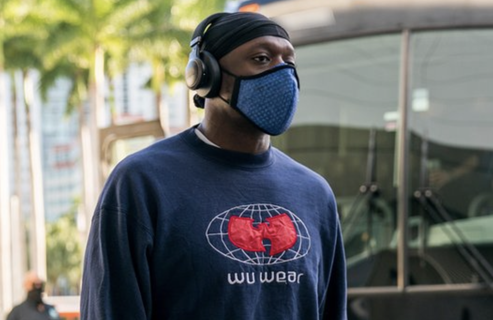 抵达现场！尼克斯官方晒球员入场照为今日的比赛预热