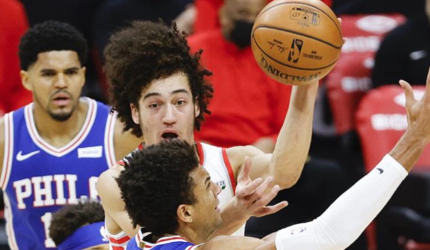 斯托茨：艾勒比昨天表现很出色，对他的防守非常满意