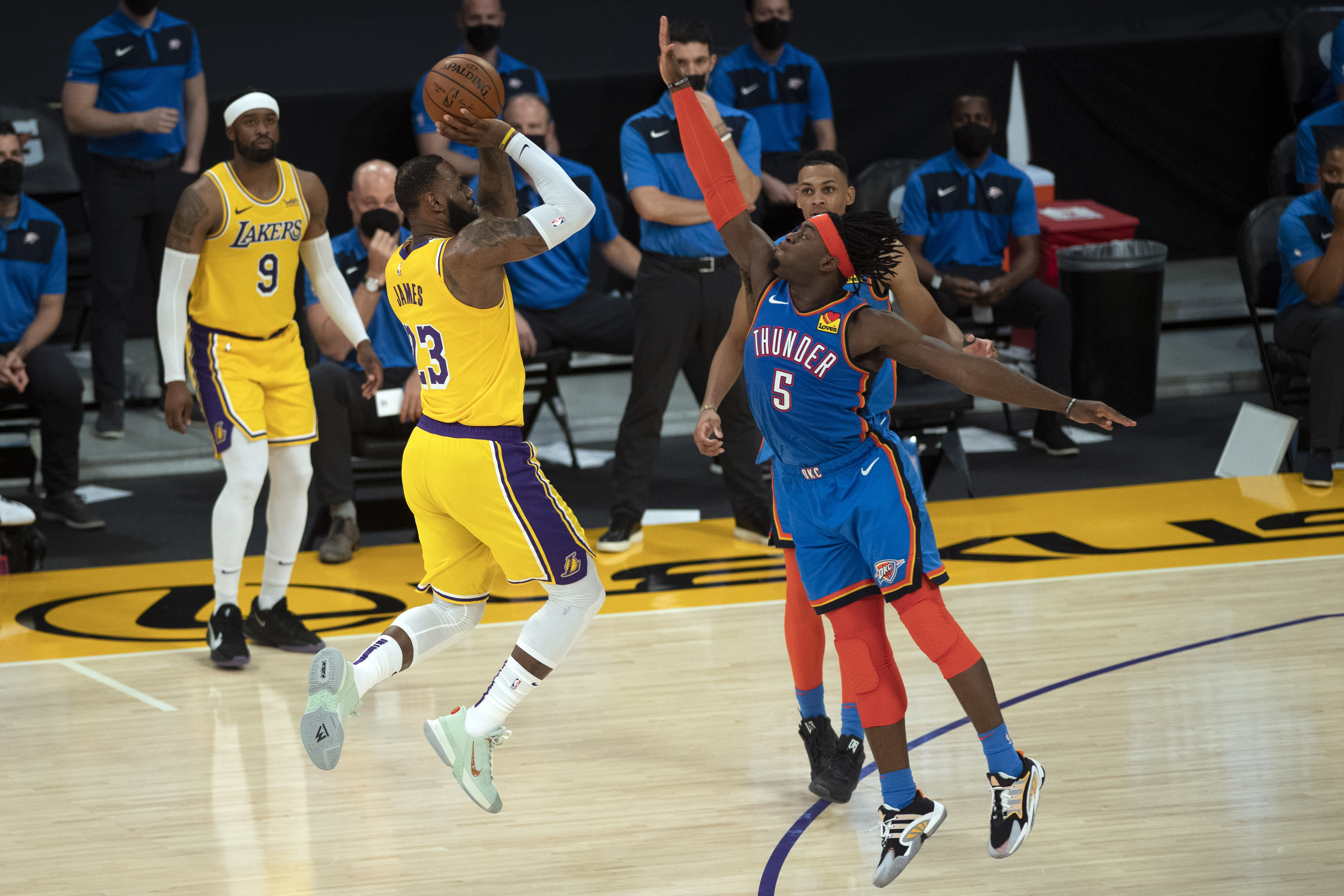 詹姆斯：马修斯是真正的职业球员，赛后他得到了比赛用球