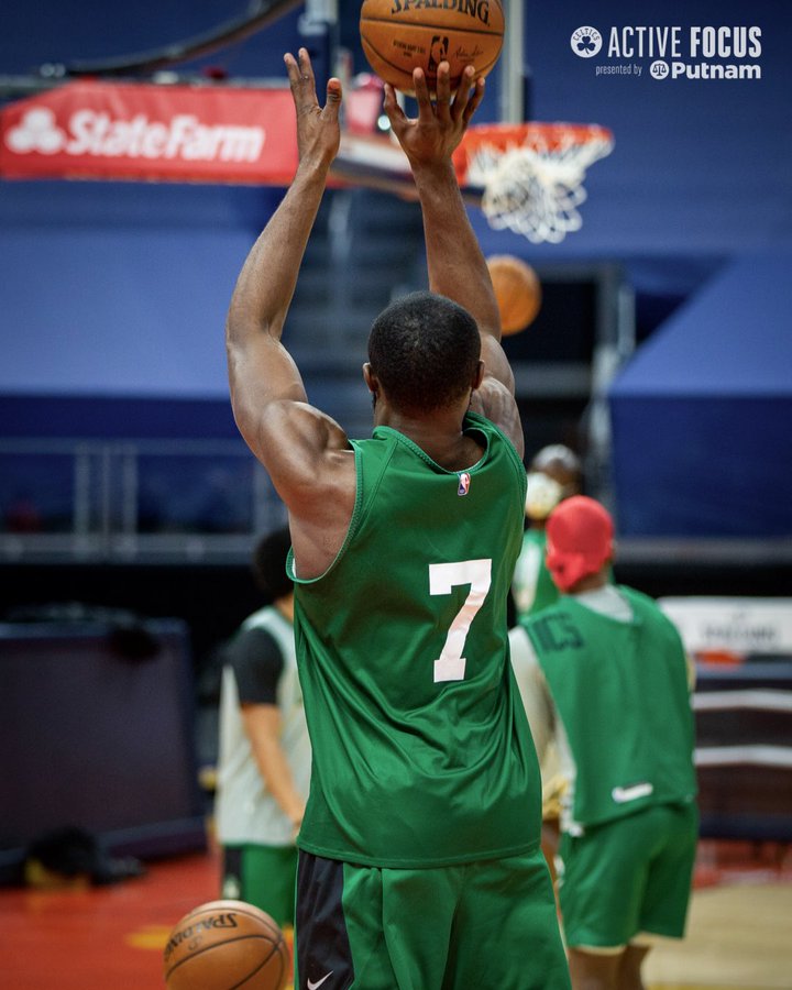 坐标西海岸！绿军官方晒球员训练照为明日与勇士的比赛预热