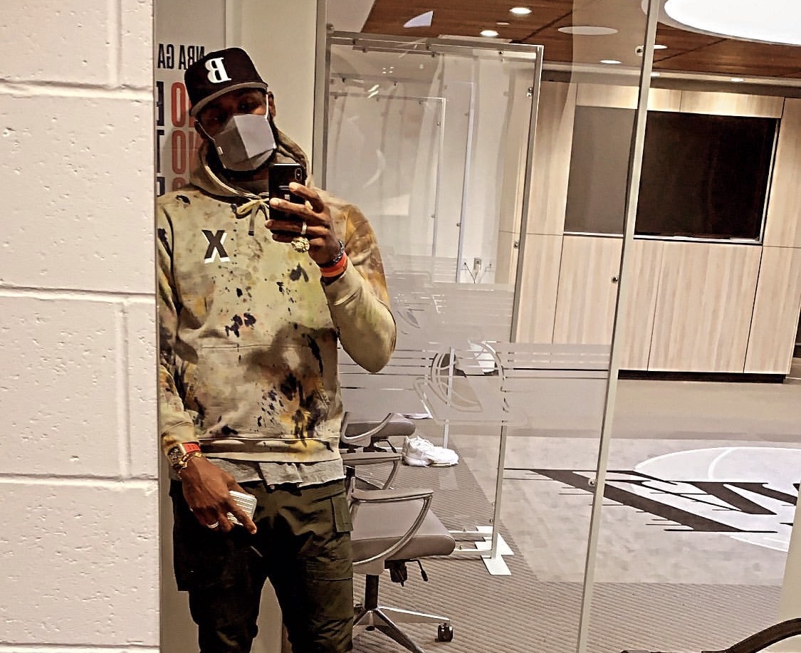 调皮！詹姆斯晒今日穿搭：有本事你就追上我呀