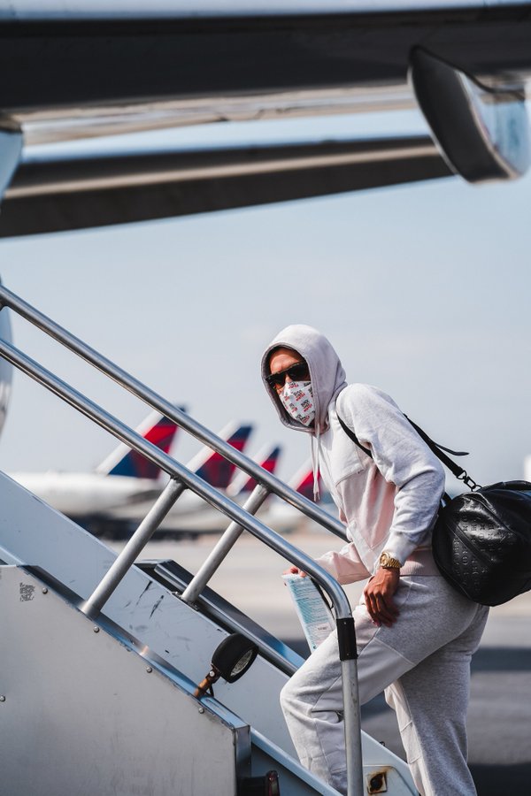 客战达拉斯！老鹰官方晒球员登机照为明日的比赛预热