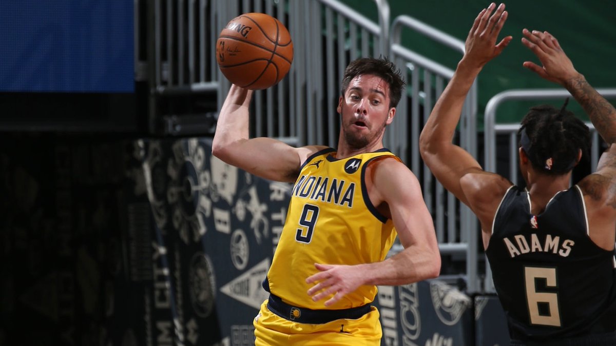 麦康奈尔作为替补在背靠背比赛中均得到12+次助攻，队史首位