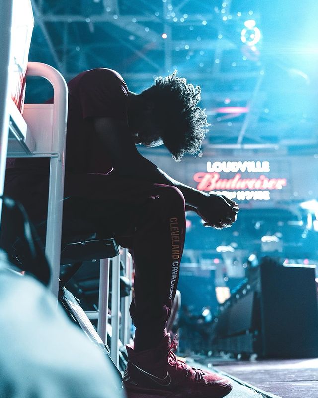 塞克斯顿晒场边照：艰难的时光不会长久，而坚韧的人会