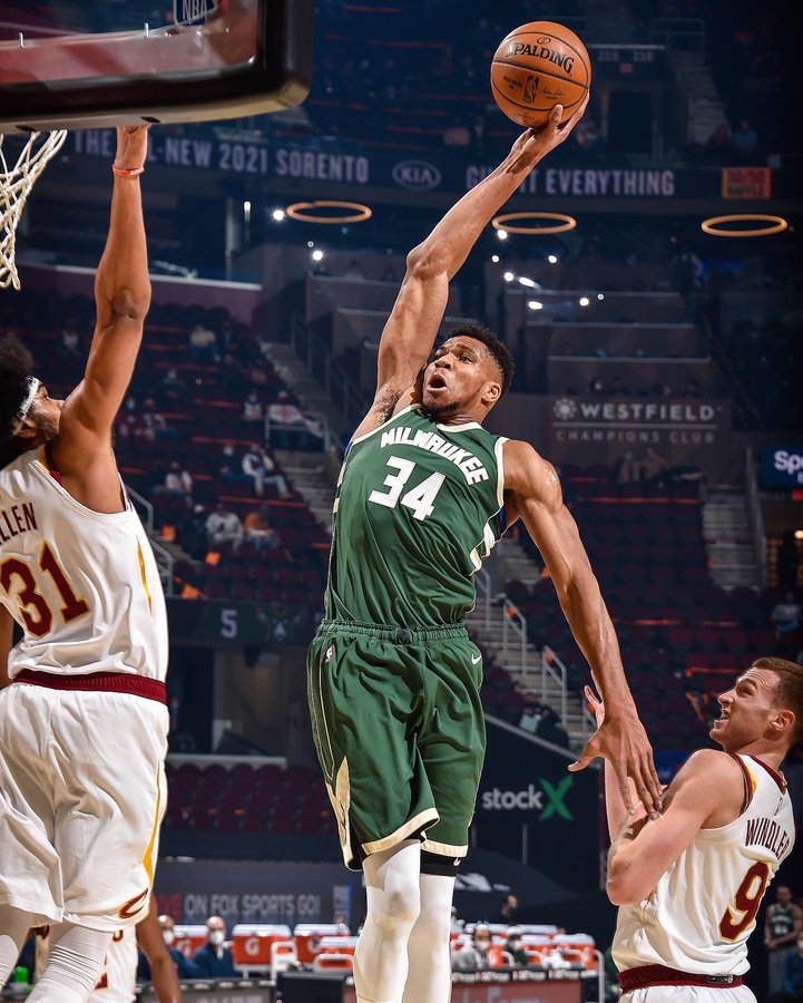 客场之旅的美好开局！字母哥晒个人赛场照庆祝比赛胜利