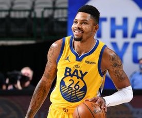 贝兹莫尔晒赛场照：80年代后期，依然是80年代的宝贝